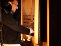 Luk Bastiaens aan het orgel in de Sint-Anna-ten-Drieënkerk